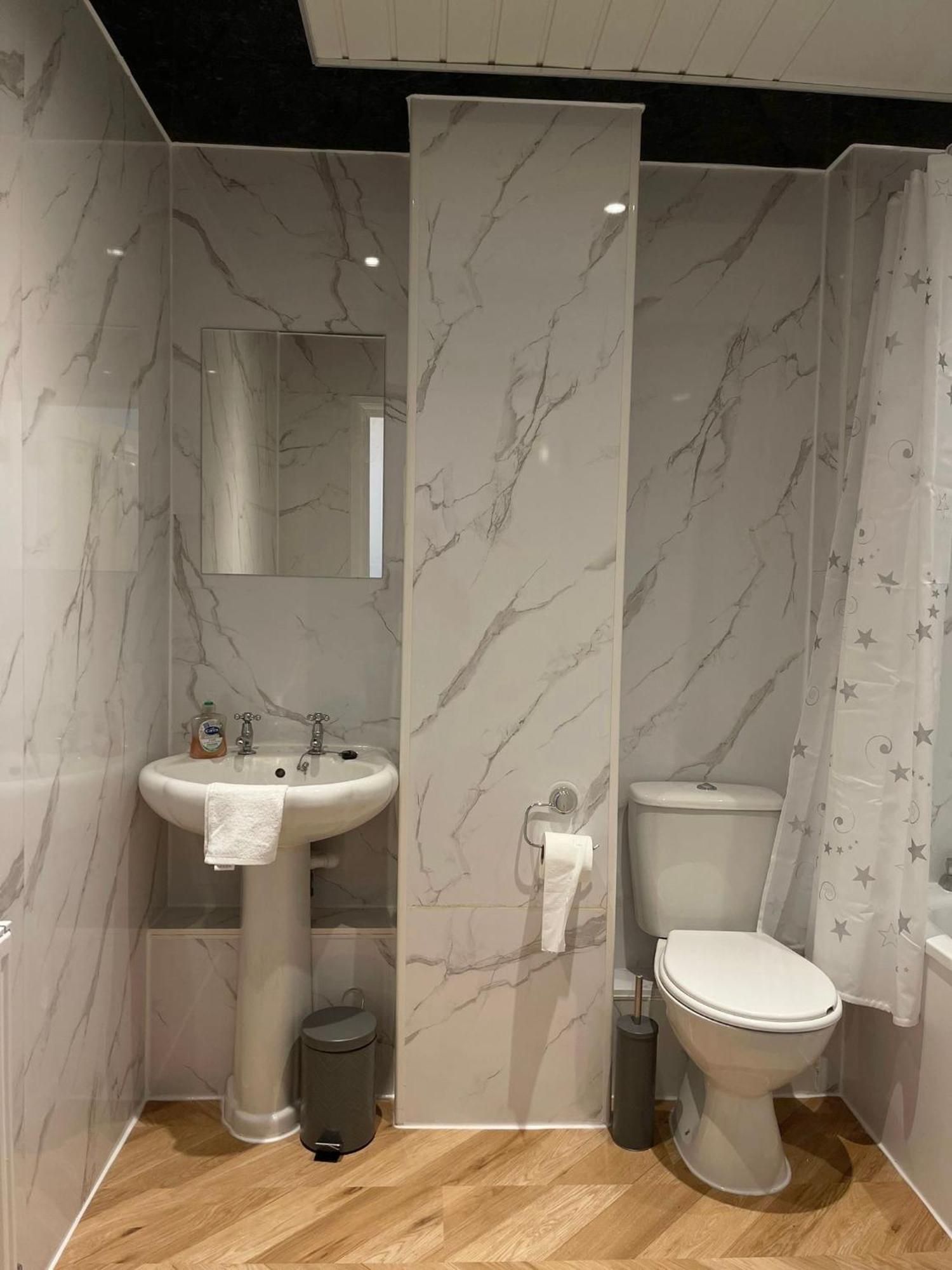 Eldridge Court Apartment Dagenham Bagian luar foto